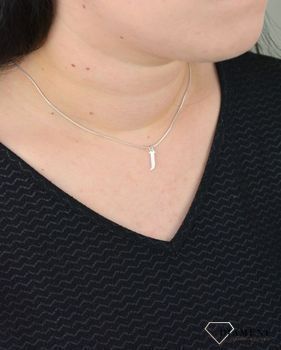 Srebrna zawieszka literka J 1 cm, 925 DIA-ZAW-4611J-925. Literka J wykonana z najwyższej próby srebra o wielkości 1 cm. Ta delikatna zawieszka z inicjałem będzie idealnym prezentem ( (3).JPG