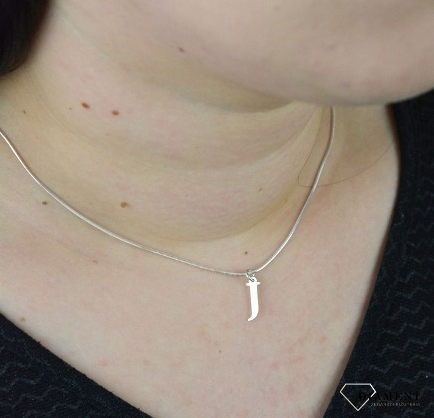 Srebrna zawieszka literka J 1 cm, 925 DIA-ZAW-4611J-925.jpg