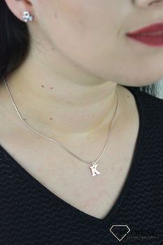 Srebrna zawieszka literka K 1 cm DIA-ZAW-4611K-925. Literka K wykonana z najwyższej próby srebra o wielkości 1 cm. Ta delikatna zawieszka z inicjałem będzie idealnym prezentem (1).JPG