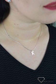 Srebrna zawieszka literka K 1 cm DIA-ZAW-4611K-925. Literka K wykonana z najwyższej próby srebra o wielkości 1 cm. Ta delikatna zawieszka z inicjałem będzie idealnym prezentem (2).JPG
