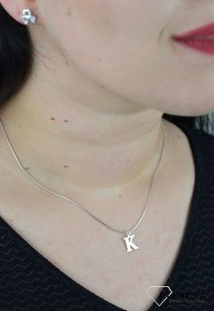 Srebrna zawieszka literka K 1 cm DIA-ZAW-4611K-925. Literka K wykonana z najwyższej próby srebra o wielkości 1 cm. Ta delikatna zawieszka z inicjałem będzie idealnym prezentem (3).JPG