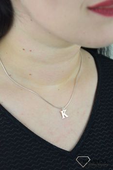 Srebrna zawieszka literka K 1 cm DIA-ZAW-4611K-925. Literka K wykonana z najwyższej próby srebra o wielkości 1 cm. Ta delikatna zawieszka z inicjałem będzie idealnym prezentem (4).JPG