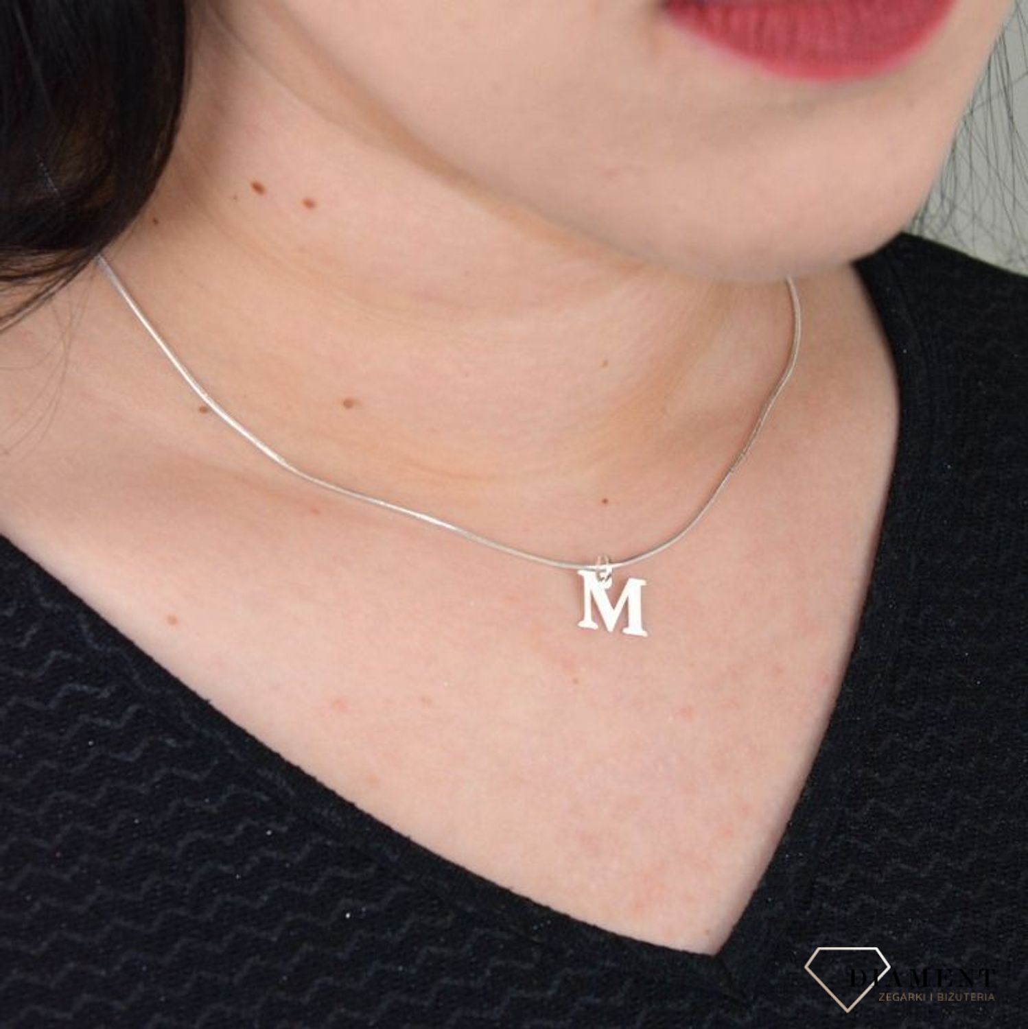 Srebrna zawieszka literka M 1cm DIA-ZAW-4611M-925.jpg