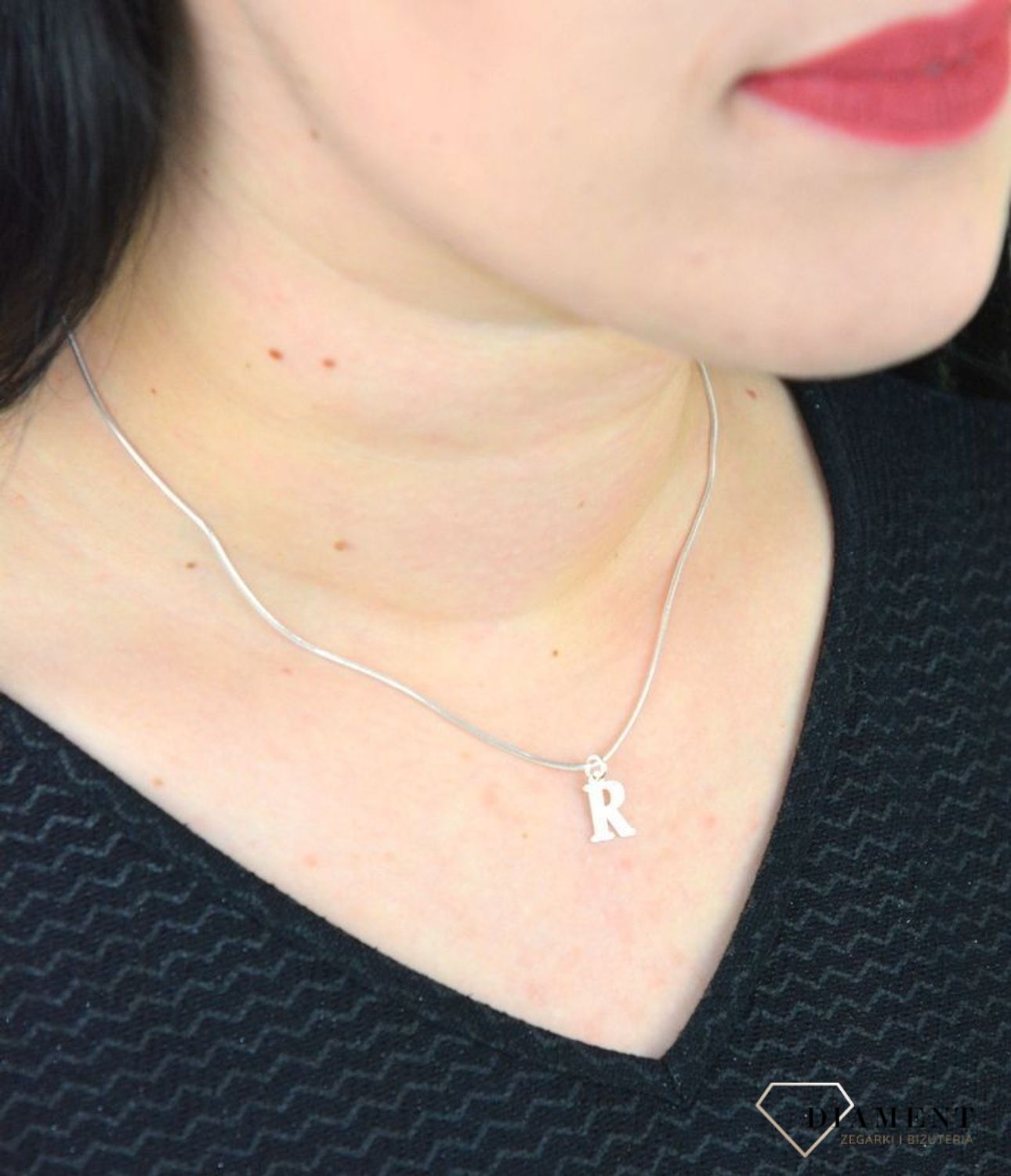 Srebrna zawieszka literka R 1 cm, 925 DIA-ZAW-4611R-925. Literka R wykonana z najwyższej próby srebra o wielkości 1 cm. Ta delikatna zawieszka z inicjałem będzie idealnym prezentem..jpg