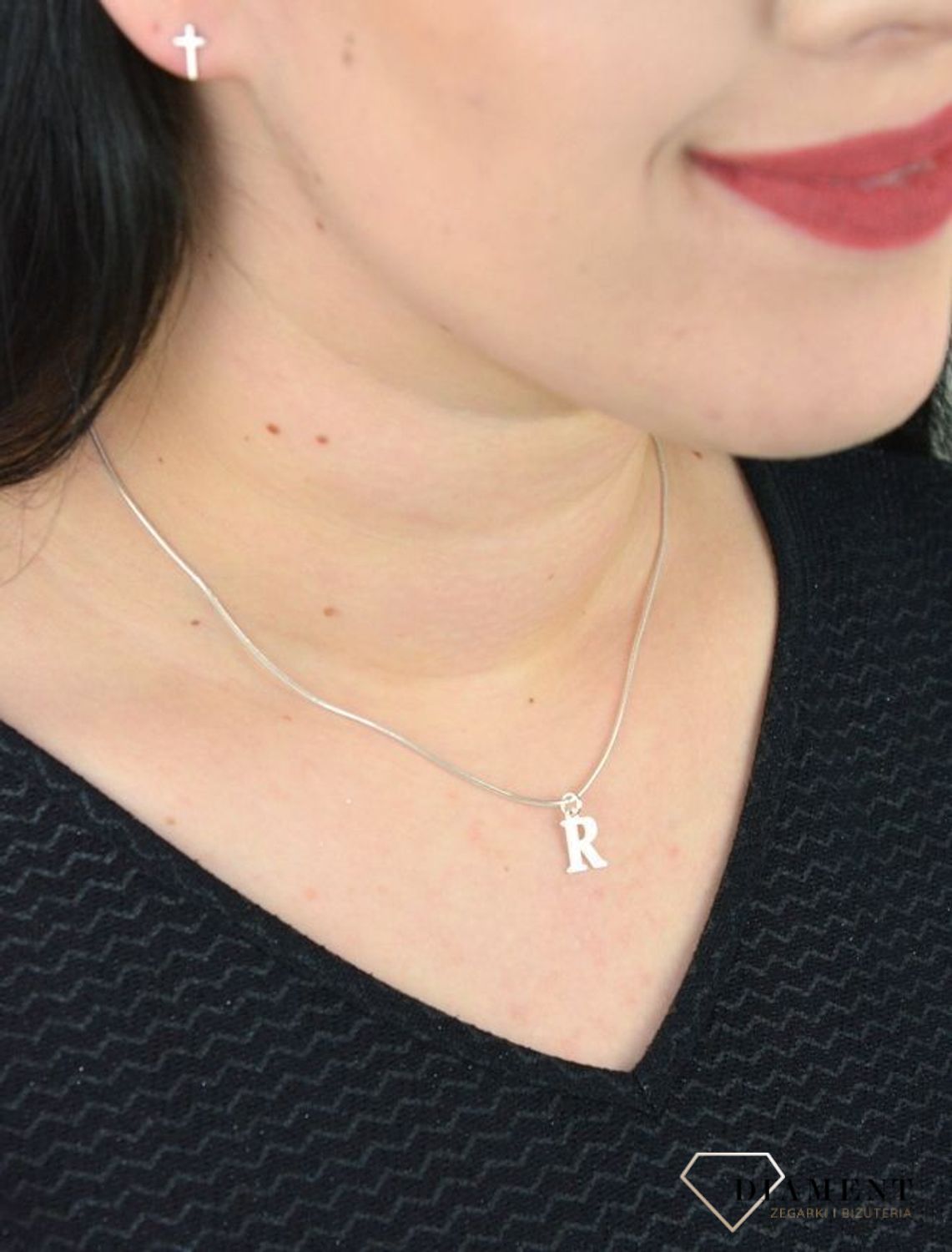 Srebrna zawieszka literka R 1 cm, 925 DIA-ZAW-4611R-925. Literka R wykonana z najwyższej próby srebra o wielkości 1 cm. Ta delikatna zawieszka z inicjałem będzie idealnym prezentem..jpg