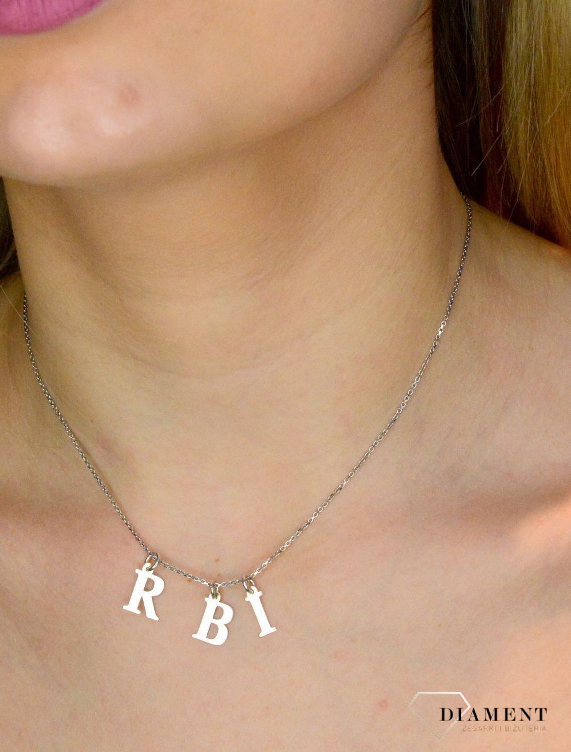 Srebrna zawieszka literka R 1 cm, 925 DIA-ZAW-4611R-925. Literka R wykonana z najwyższej próby srebra o wielkości 1 cm. Ta delikatna zawieszka z inicjałem będzie idealnym prezentem..jpg