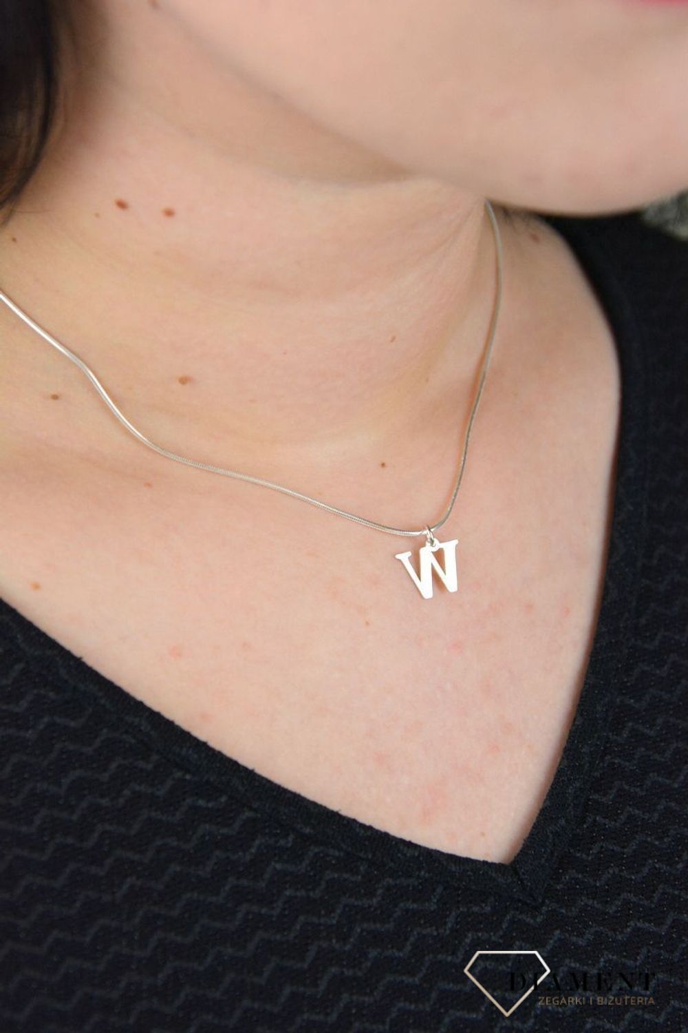 Srebrna zawieszka literka W 1 cm, 925 DIA-ZAW-4611W-925.jpg