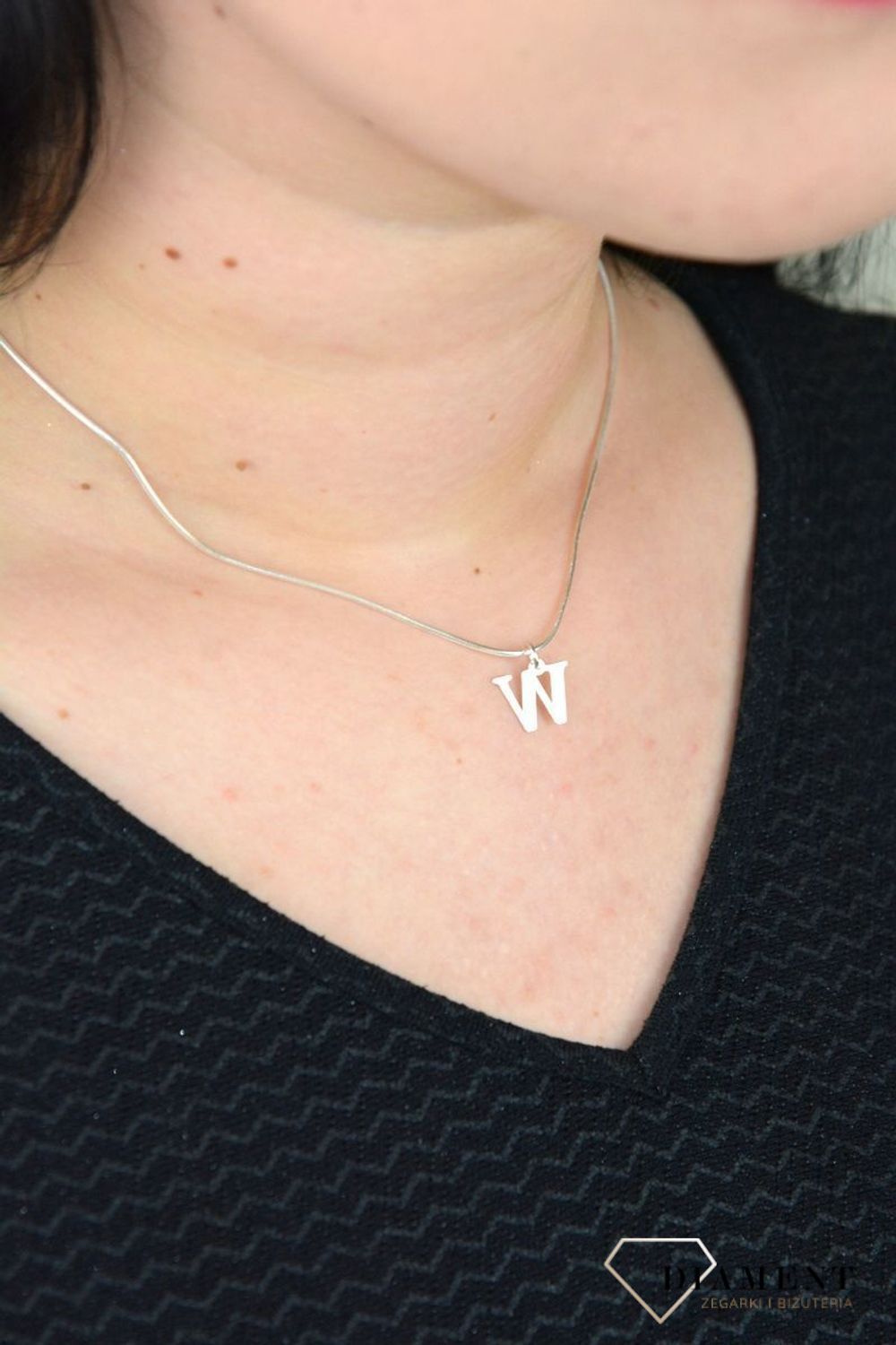 Srebrna zawieszka literka W 1 cm, 925 DIA-ZAW-4611W-925.jpg