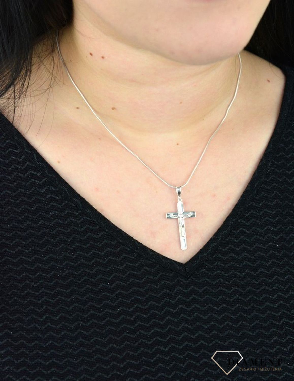 Srebrna zawieszka 925 krzyżyk z Jezusem DIA-ZAW-4619-925.jpg