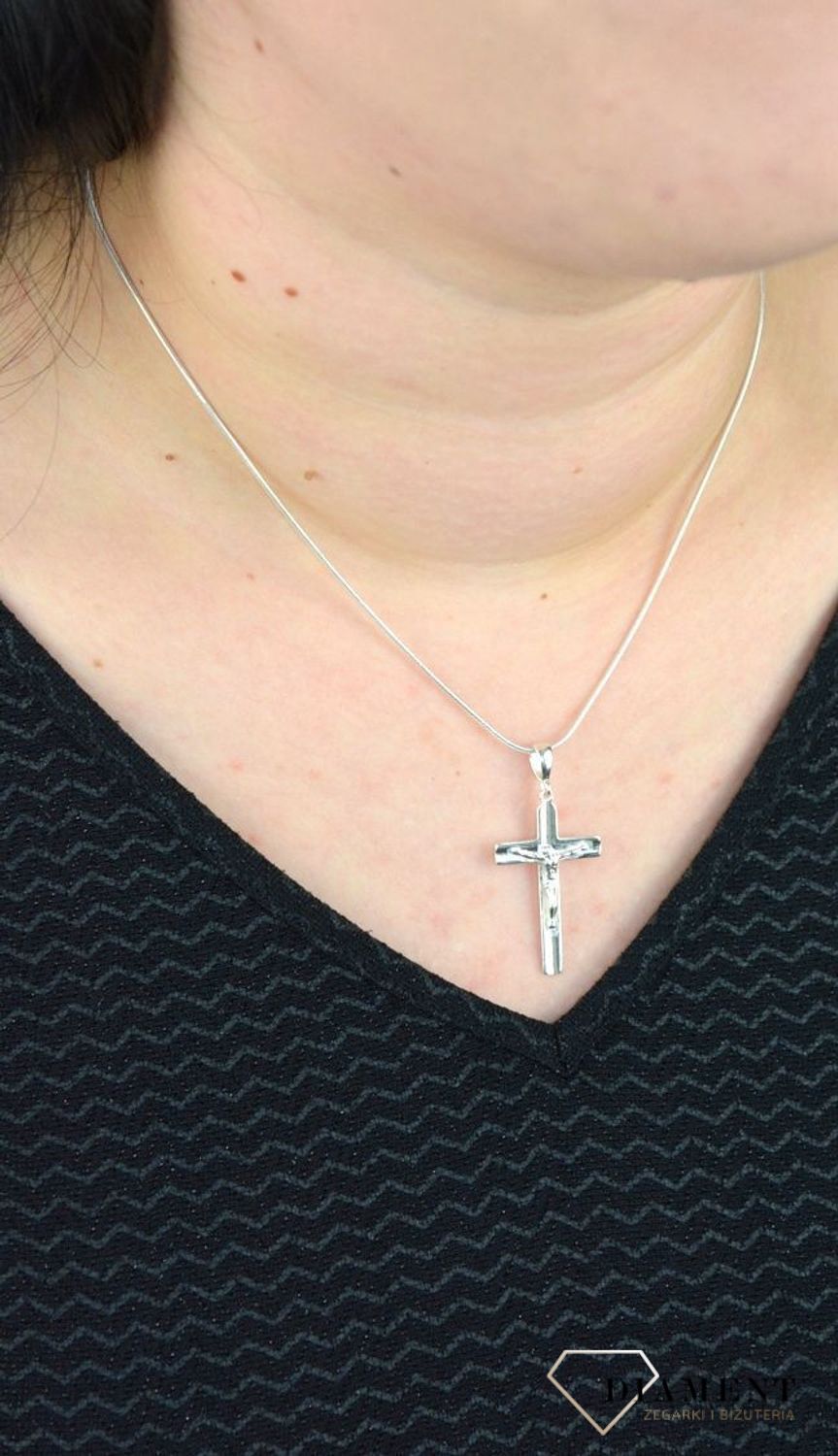 Srebrna zawieszka 925 krzyżyk z Jezusem DIA-ZAW-4619-925.jpg