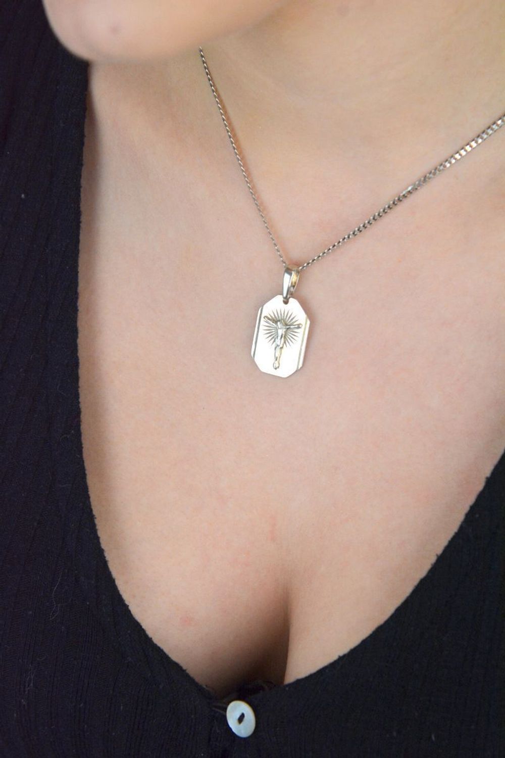 Srebrny medalik z wizerunkiem Jezusa DIA-ZAW-4624-925 – Srebro 925, 3,2 cm  3,70 g.jpg