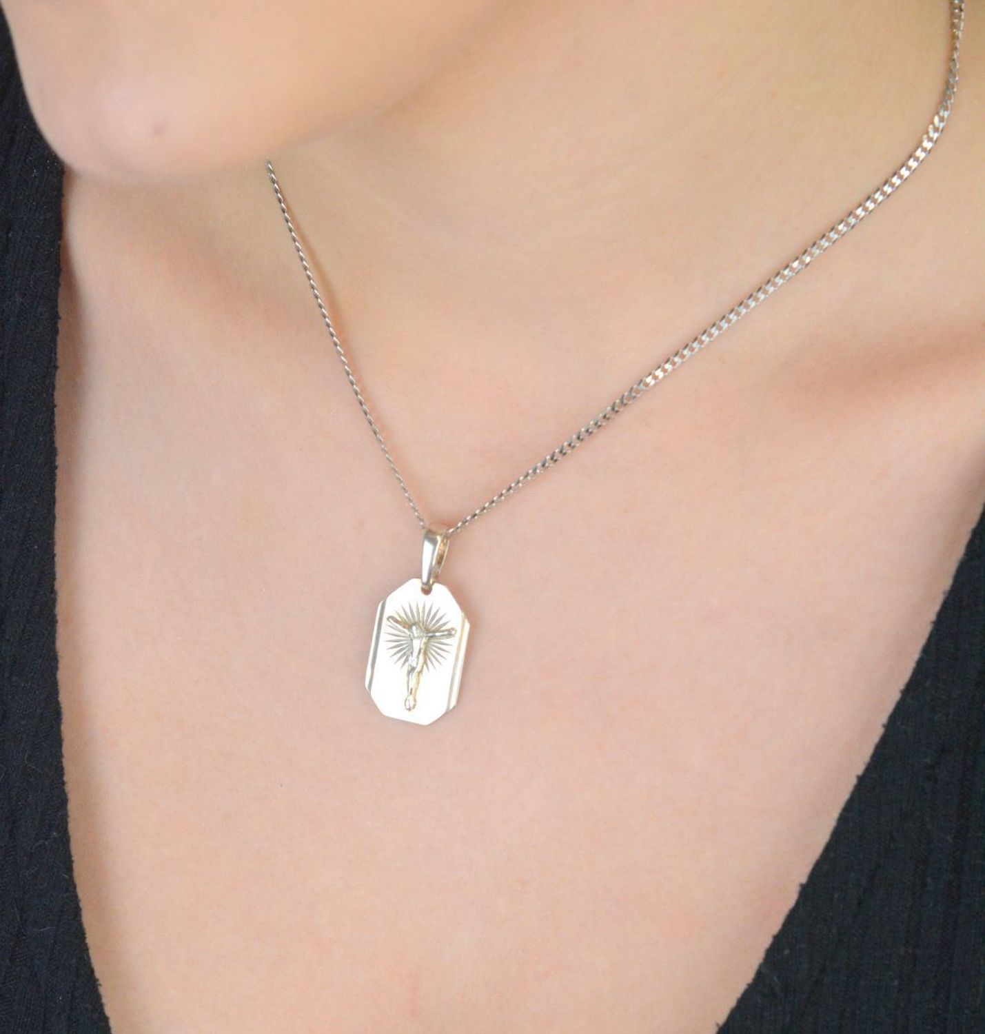 Srebrny medalik z wizerunkiem Jezusa DIA-ZAW-4624-925 – Srebro 925, 3,2 cm  3,70 g.jpg