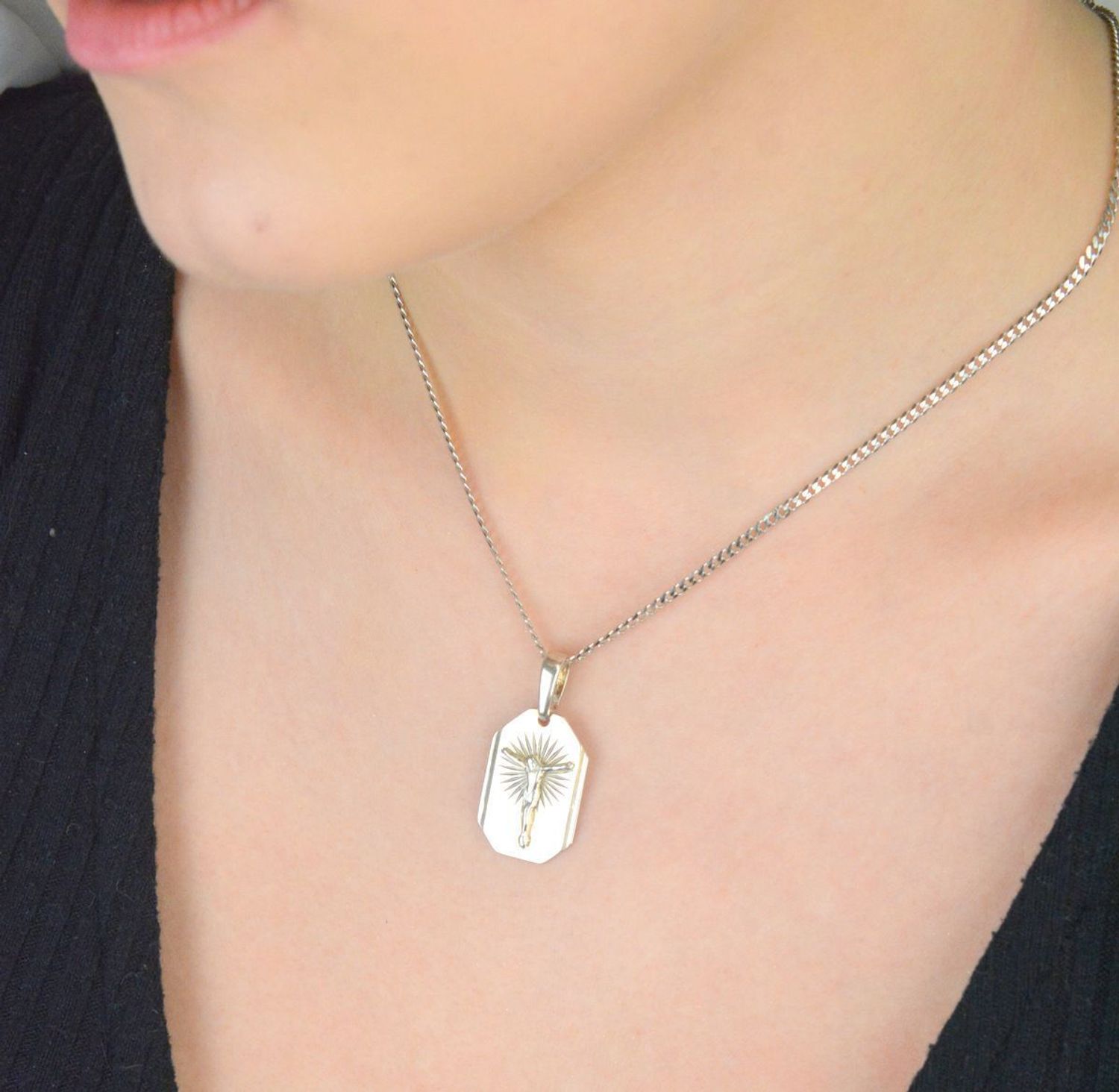 Srebrny medalik z wizerunkiem Jezusa DIA-ZAW-4624-925 – Srebro 925, 3,2 cm  3,70 g.jpg