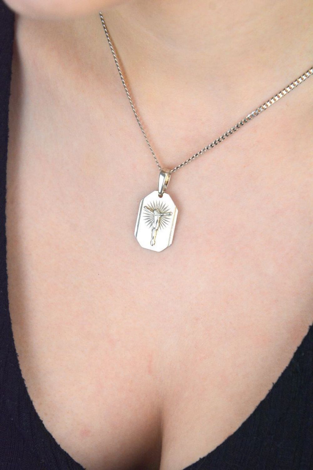 Srebrny medalik z wizerunkiem Jezusa DIA-ZAW-4624-925 – Srebro 925, 3,2 cm  3,70 g.jpg