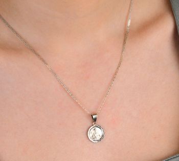 Srebrny medalik z Jezusem DIA-ZAW-4626-925. Medalik z wizerunkiem Jezusa Chrystusa wykonany z najwyższej próby srebra 925. Zawieszka w kształcie koła (1).JPG
