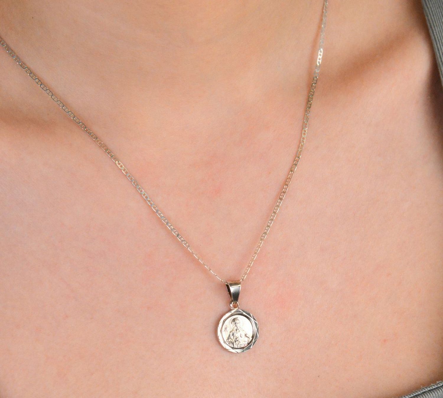 Srebrny medalik z Jezusem DIA-ZAW-4626-925. Medalik z wizerunkiem Jezusa Chrystusa wykonany z najwyższej próby srebra 925. Zawieszka w kształcie koła z możliwością wygrawerowania.1.jpg