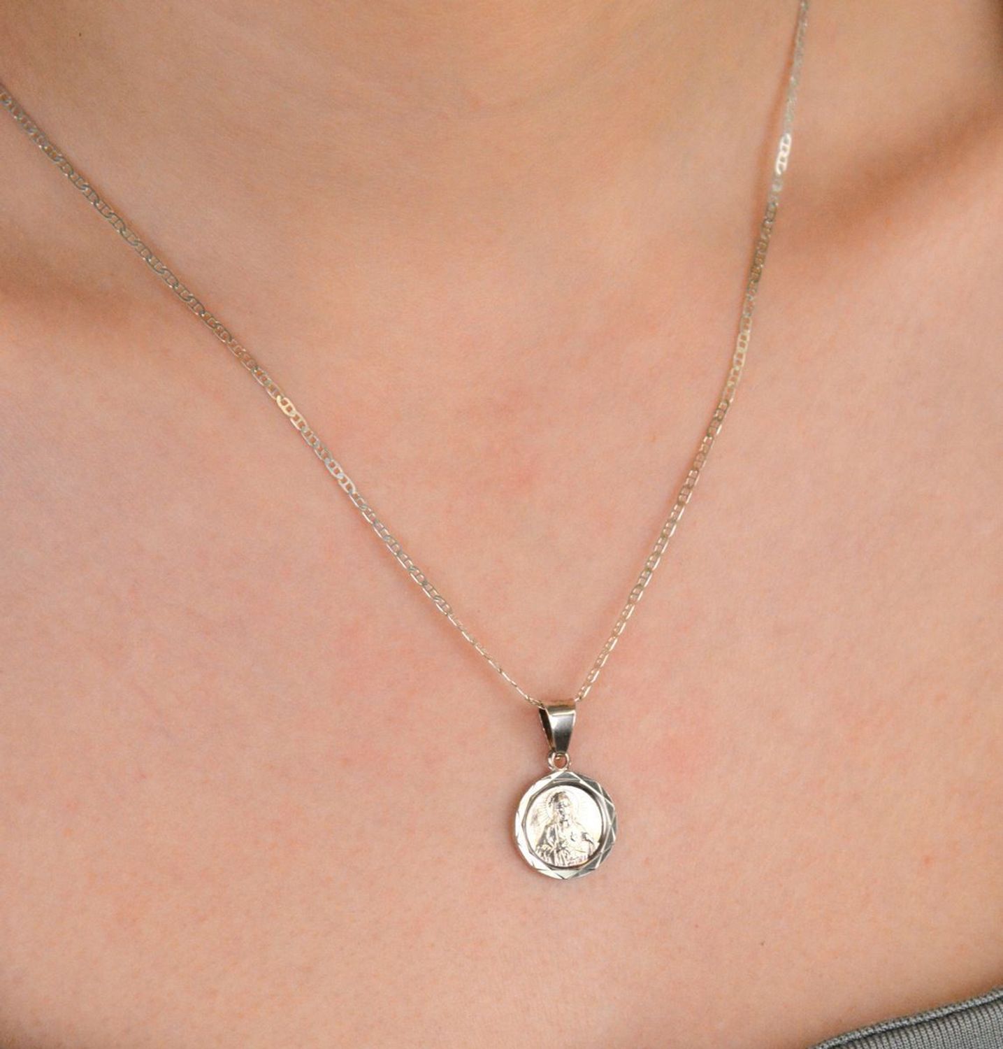 Srebrny medalik z Jezusem DIA-ZAW-4626-925. Medalik z wizerunkiem Jezusa Chrystusa wykonany z najwyższej próby srebra 925. Zawieszka w kształcie koła z możliwością wygrawerowania.1.jpg