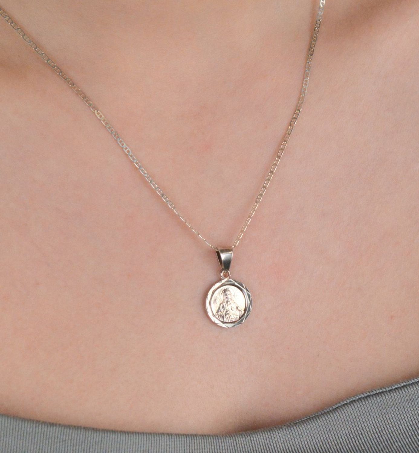 Srebrny medalik z Jezusem DIA-ZAW-4626-925. Medalik z wizerunkiem Jezusa Chrystusa wykonany z najwyższej próby srebra 925. Zawieszka w kształcie koła z możliwością wygrawerowania.1.jpg