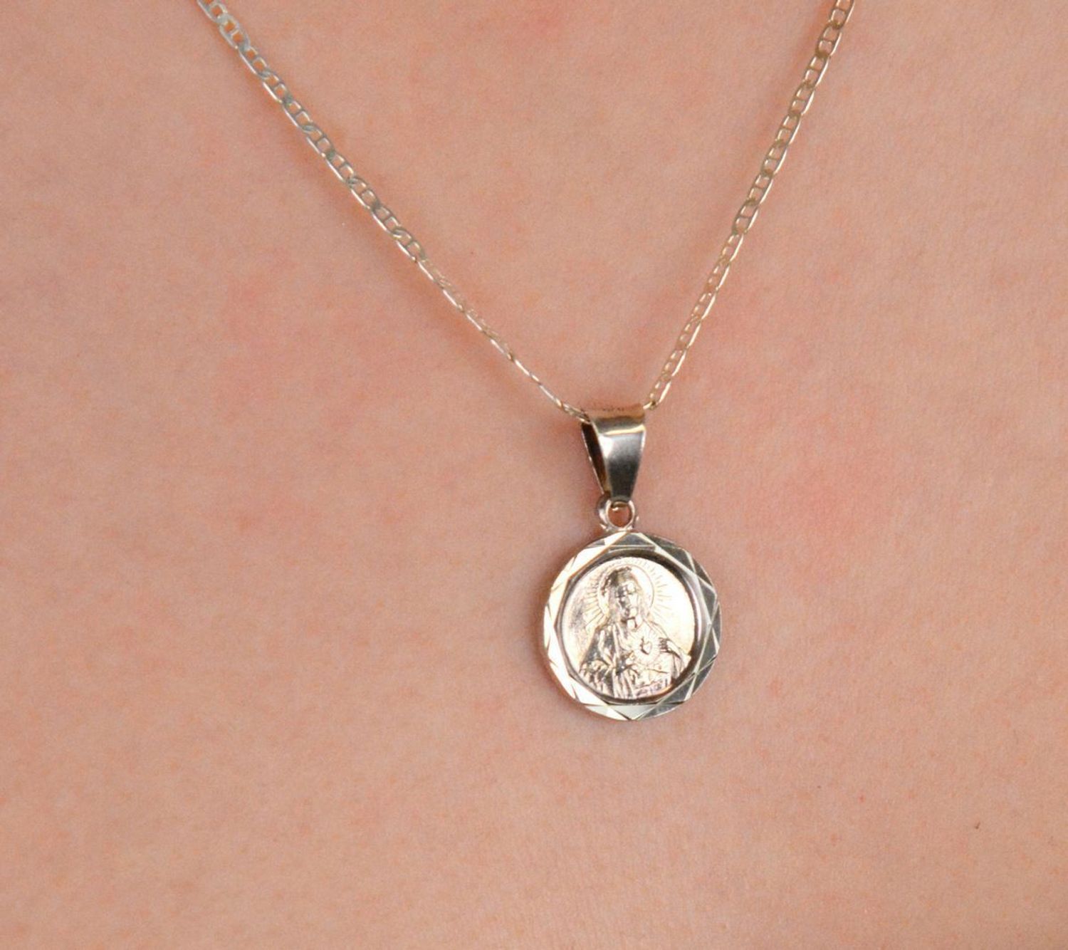 Srebrny medalik z Jezusem DIA-ZAW-4626-925. Medalik z wizerunkiem Jezusa Chrystusa wykonany z najwyższej próby srebra 925. Zawieszka w kształcie koła z możliwością wygrawerowania.1.jpg