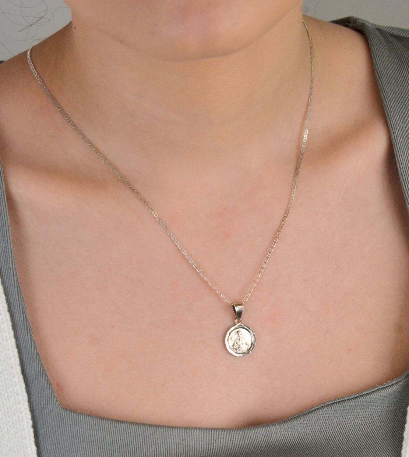 Srebrny medalik z Jezusem DIA-ZAW-4626-925. Medalik z wizerunkiem Jezusa Chrystusa wykonany z najwyższej próby srebra 925. Zawieszka w kształcie koła z możliwością wygrawerowania.1.jpg