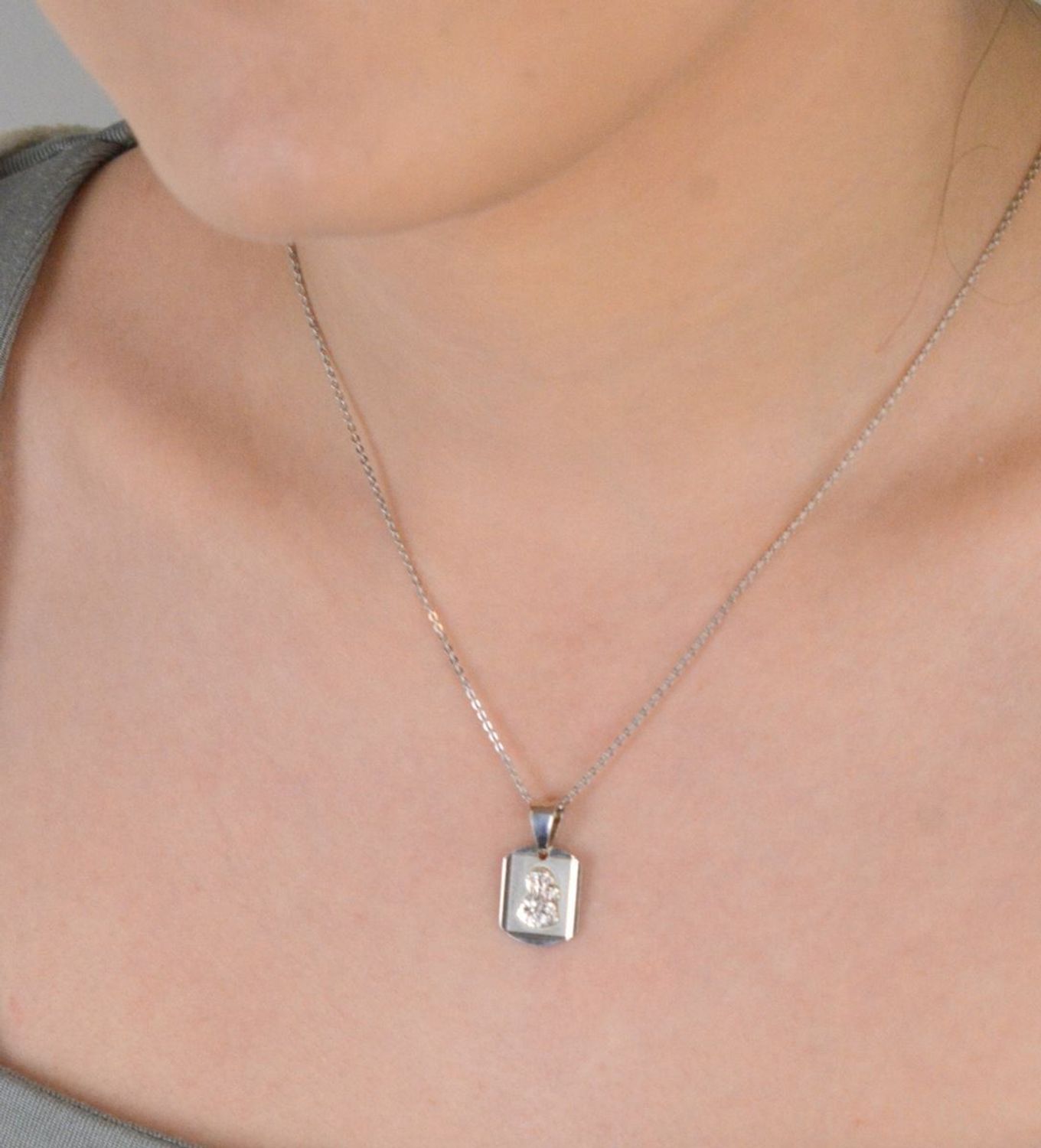 Srebrna zawieszka, medalik Matka Boska Częstochowska 925 DIA-ZAW-4627-925 . Srebrna zawieszka wykonana z najwyższej próby srebra z wizerunkiem Matki Boskiej Częstochowskiej. Idealny prezent na 1.jpg