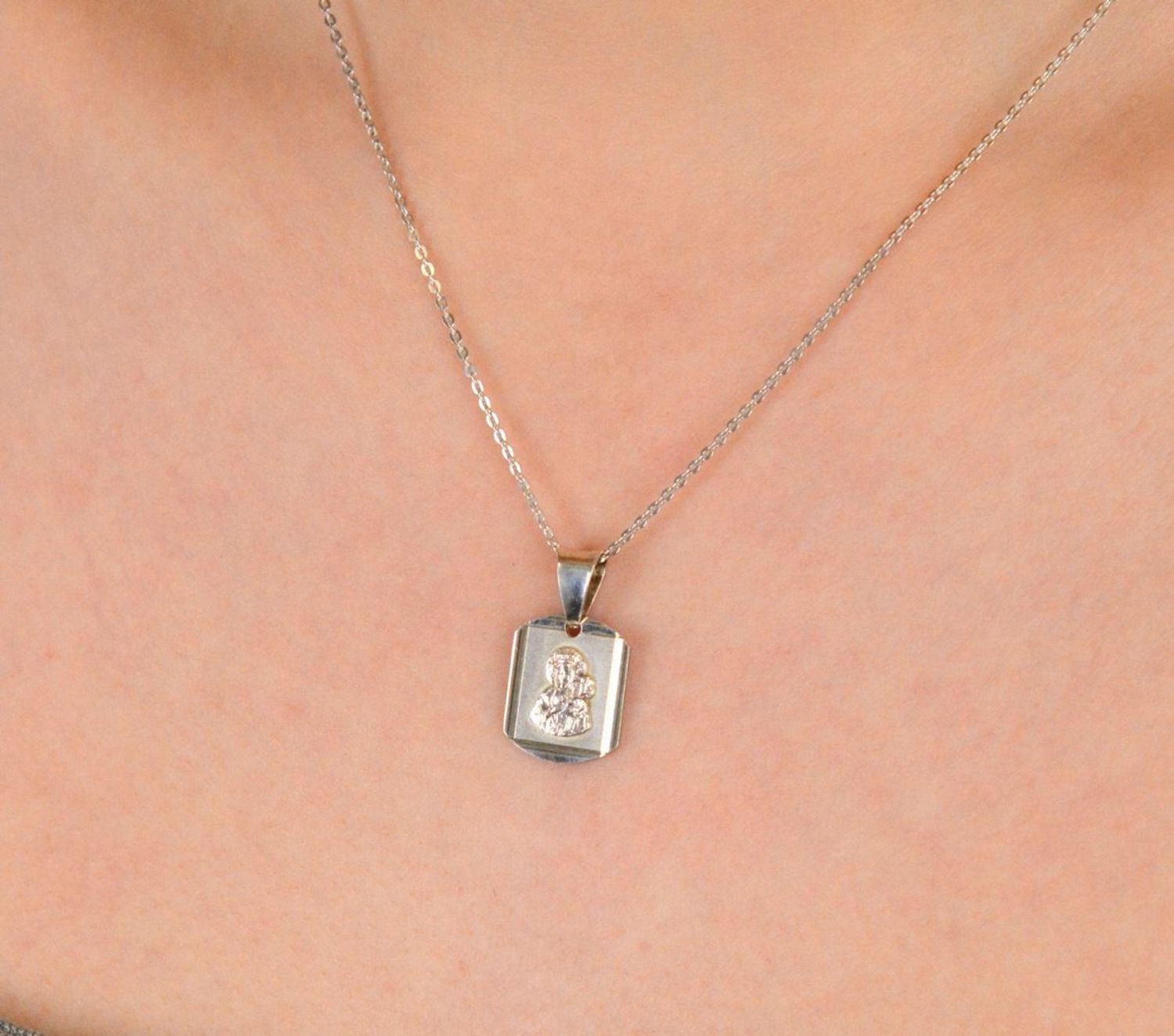 Srebrna zawieszka, medalik Matka Boska Częstochowska 925 DIA-ZAW-4627-925 . Srebrna zawieszka wykonana z najwyższej próby srebra z wizerunkiem Matki Boskiej Częstochowskiej. Idealny prezent na 1.jpg