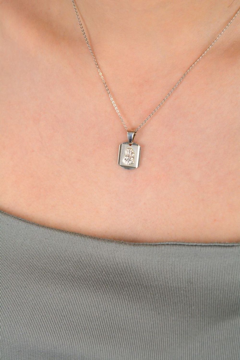 Srebrna zawieszka, medalik Matka Boska Częstochowska 925 DIA-ZAW-4627-925 . Srebrna zawieszka wykonana z najwyższej próby srebra z wizerunkiem Matki Boskiej Częstochowskiej. Idealny prezent na 1.jpg