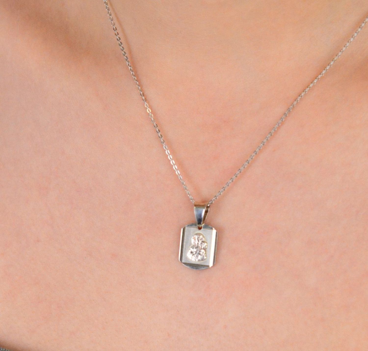 Srebrna zawieszka, medalik Matka Boska Częstochowska 925 DIA-ZAW-4627-925 . Srebrna zawieszka wykonana z najwyższej próby srebra z wizerunkiem Matki Boskiej Częstochowskiej. Idealny prezent na 1.jpg