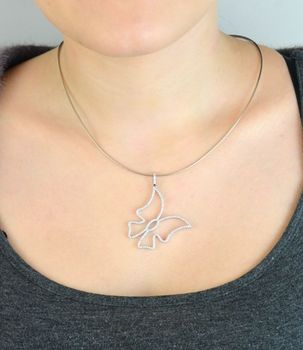 Duża zawieszka damska srebrna Ag 925 w kształcie motyla, zdobiona cyrkoniami. Wymiary 5 x 3,5 cm, waga 6,10 g. Idealna do naszyjników i eleganckich stylizacji (2).JPG