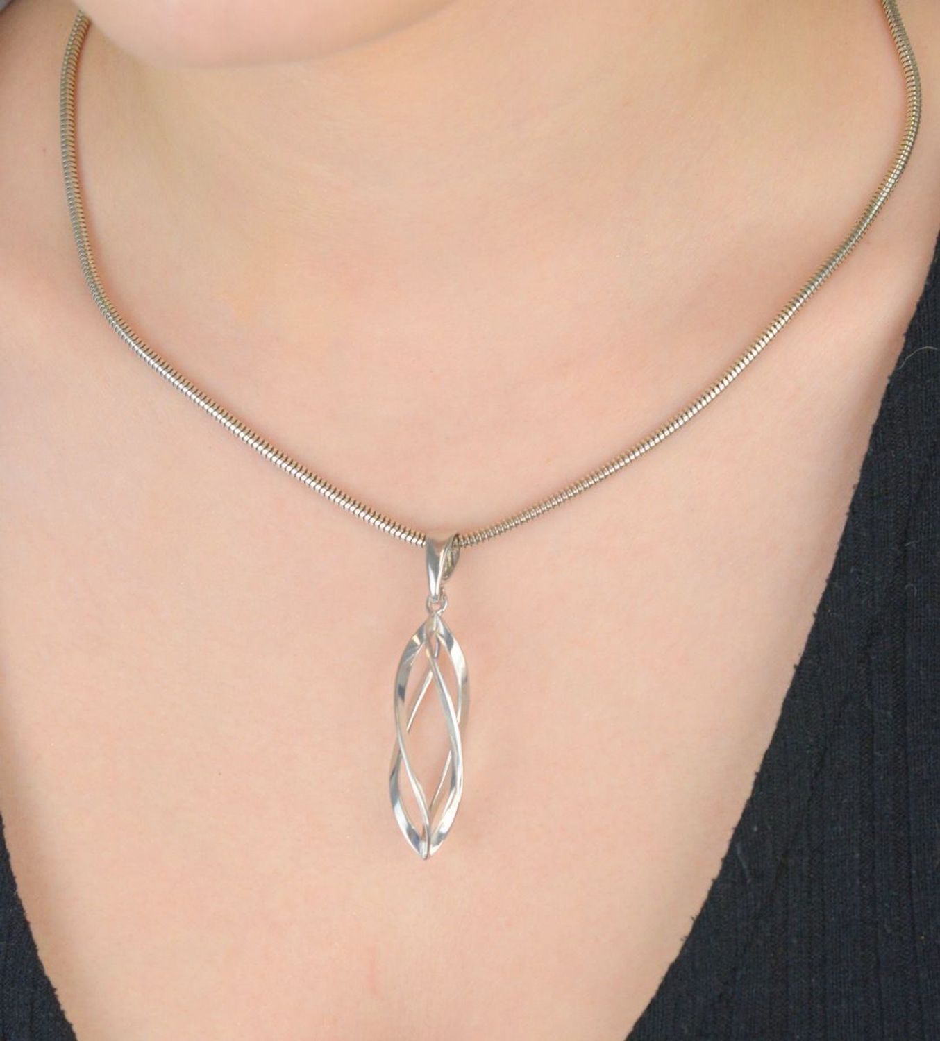 Elegancka srebrna zawieszka w kształcie skręconej łezki, wykonana z próby 925. Wymiary 5,5 cm x 1,6 cm, waga 4,40 g. Idealny dodatek do każdej stylizacji.1.jpg