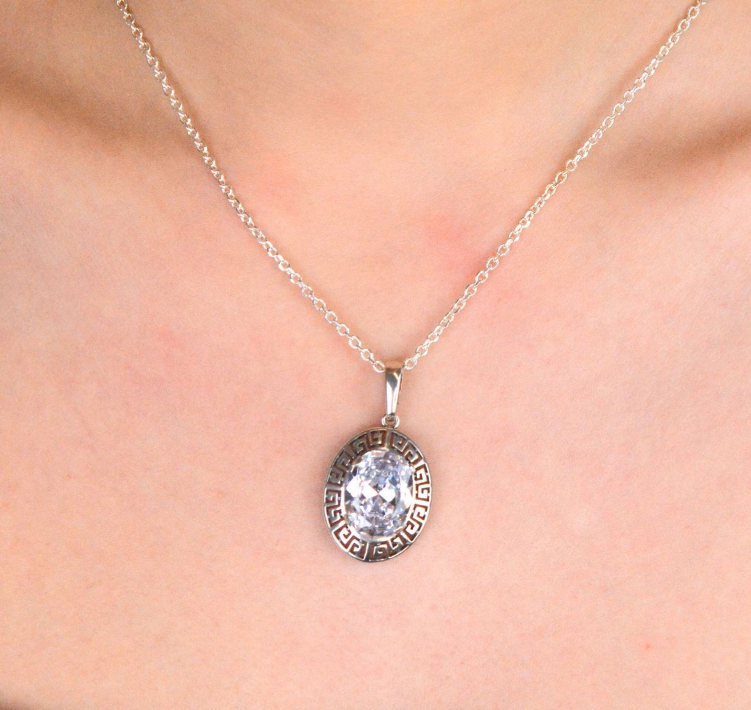 Zawieszka srebrna próba 925, owalna cyrkonią z drogą grecka DIA-ZAW-4657-925 Piękna zawieszka wykonana z wysokiej jakości srebra próby 925, ozdobiona dużą, owalną cyrkonią 1.jpg