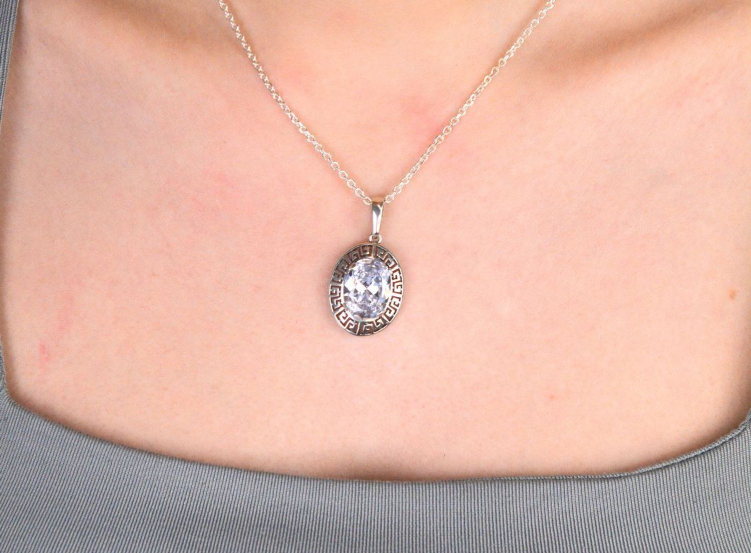 Zawieszka srebrna próba 925, owalna cyrkonią z drogą grecka DIA-ZAW-4657-925 Piękna zawieszka wykonana z wysokiej jakości srebra próby 925, ozdobiona dużą, owalną cyrkonią 1.jpg