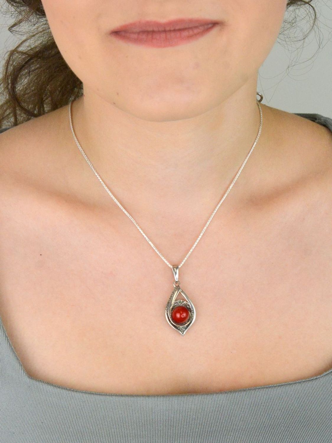 Zawieszka damska srebrna próby 925 DIA-ZAW-4662-925 w kształcie łezki, zdobiona naturalnym koralem. Wymiary 4,0 x 1,7 cm, waga 4,00 g. Wyrazista i elegancka biżuteria z kamieniem naturalnym.1.jpg