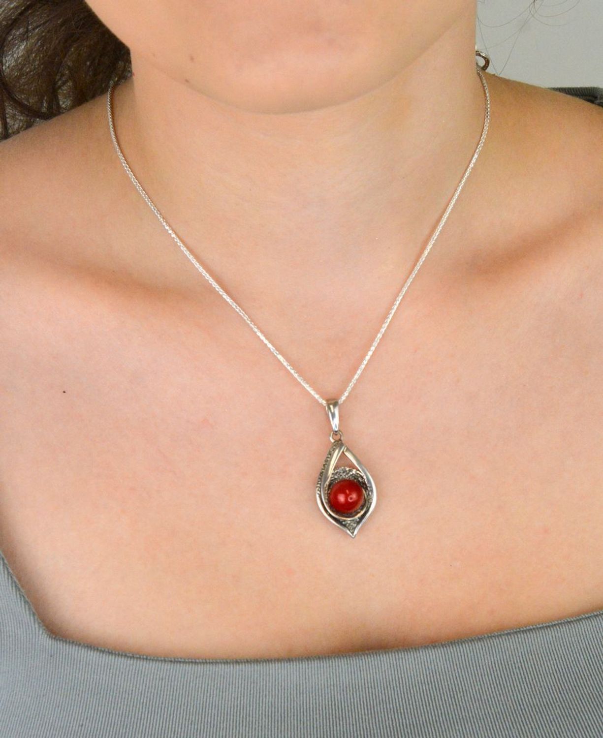 Zawieszka damska srebrna próby 925 DIA-ZAW-4662-925 w kształcie łezki, zdobiona naturalnym koralem. Wymiary 4,0 x 1,7 cm, waga 4,00 g. Wyrazista i elegancka biżuteria z kamieniem naturalnym.1.jpg