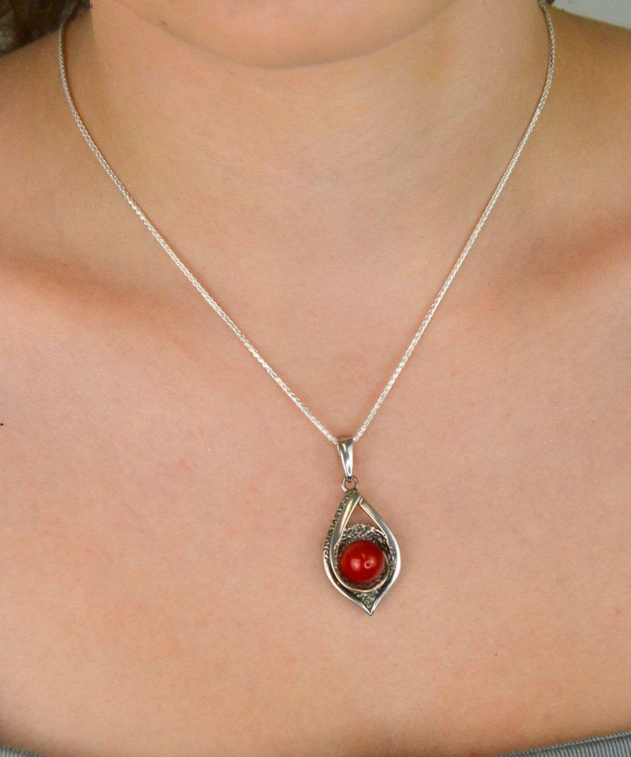 Zawieszka damska srebrna próby 925 DIA-ZAW-4662-925 w kształcie łezki, zdobiona naturalnym koralem. Wymiary 4,0 x 1,7 cm, waga 4,00 g. Wyrazista i elegancka biżuteria z kamieniem naturalnym.1.jpg