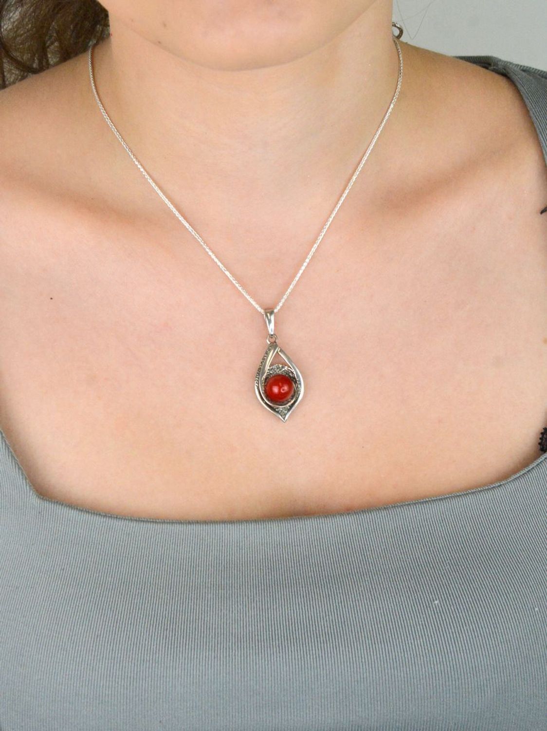 Zawieszka damska srebrna próby 925 DIA-ZAW-4662-925 w kształcie łezki, zdobiona naturalnym koralem. Wymiary 4,0 x 1,7 cm, waga 4,00 g. Wyrazista i elegancka biżuteria z kamieniem naturalnym.1.jpg