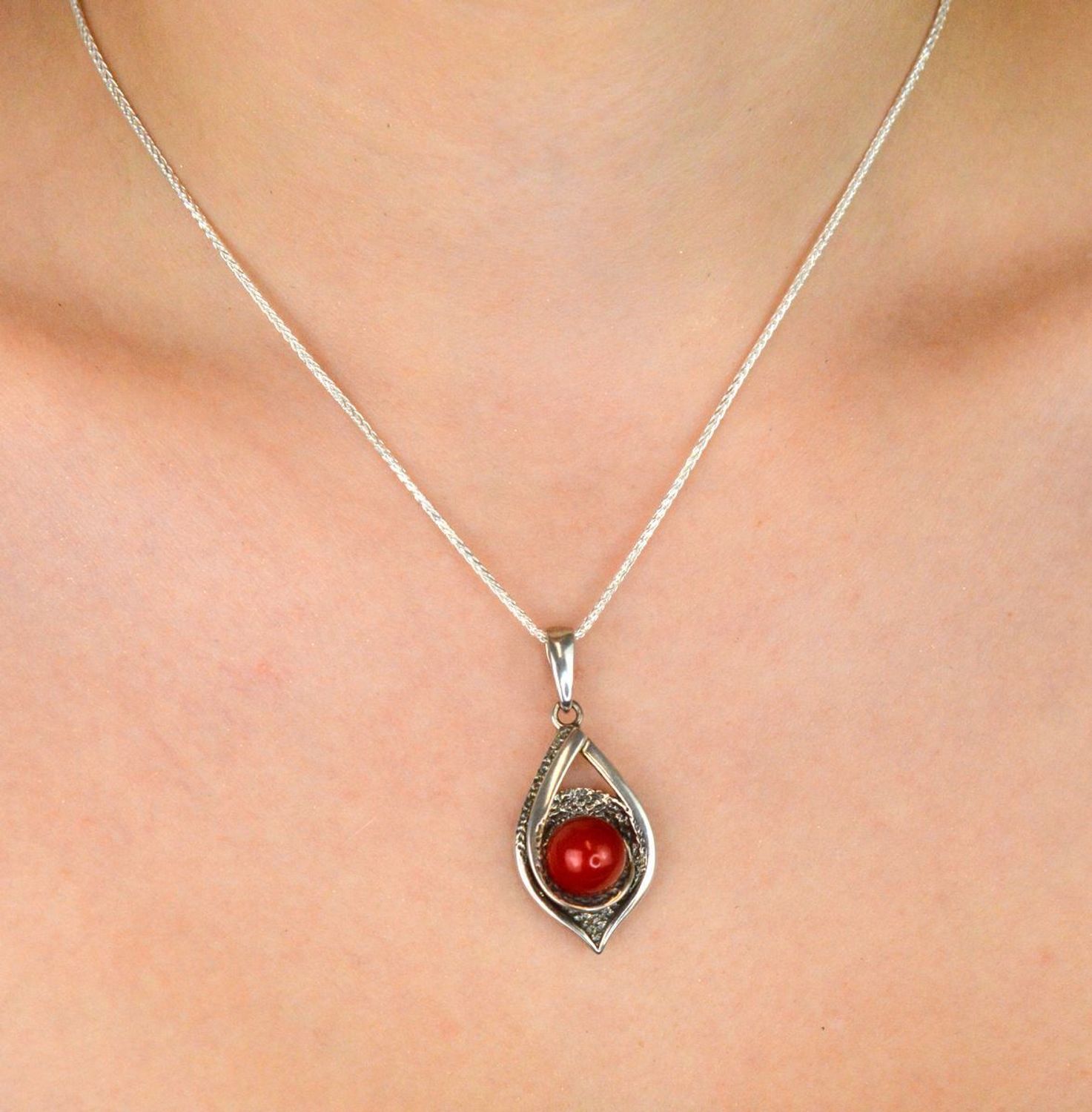 Zawieszka damska srebrna próby 925 DIA-ZAW-4662-925 w kształcie łezki, zdobiona naturalnym koralem. Wymiary 4,0 x 1,7 cm, waga 4,00 g. Wyrazista i elegancka biżuteria z kamieniem naturalnym.1.jpg