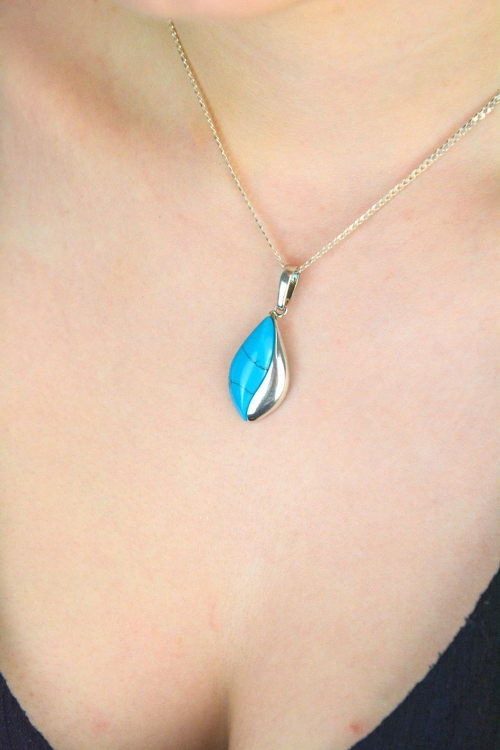 Elegancka srebrna zawieszka damska z naturalnym turkusem w kształcie łezki. Próba 925, waga 3,50 g, długość 3,6 cm, szerokość 1,5 cm. Model DIA-ZAW-4663-925.1.jpg