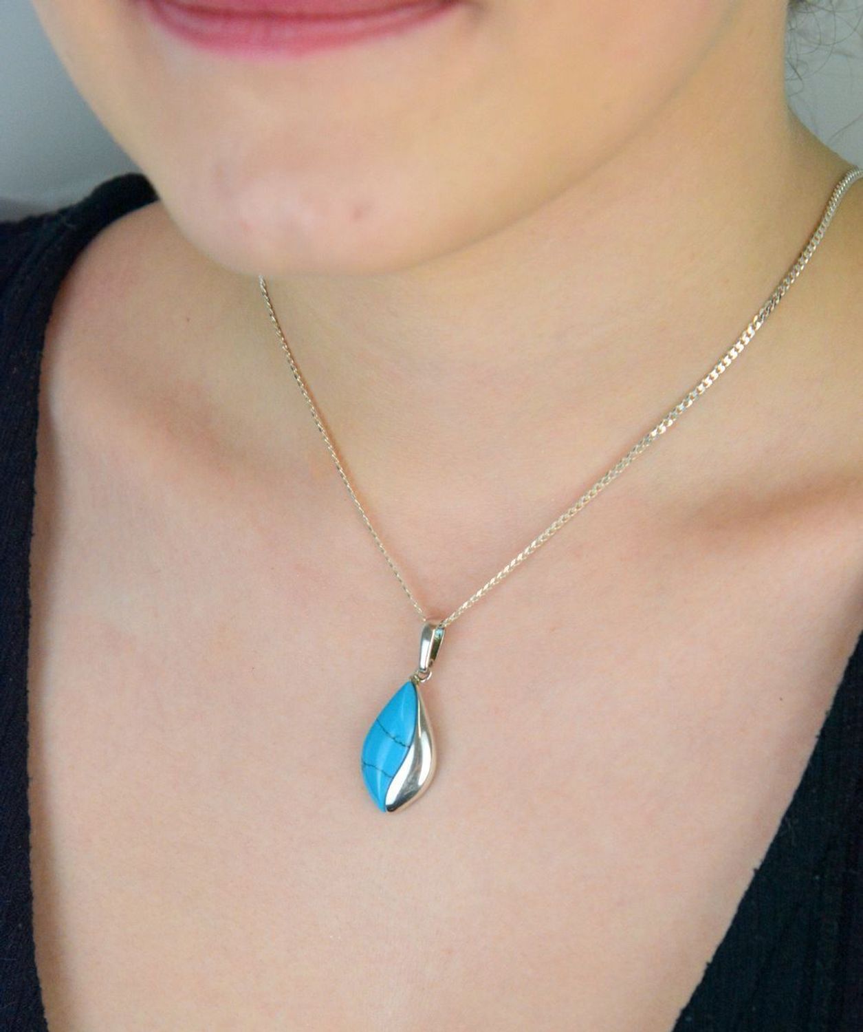 Elegancka srebrna zawieszka damska z naturalnym turkusem w kształcie łezki. Próba 925, waga 3,50 g, długość 3,6 cm, szerokość 1,5 cm. Model DIA-ZAW-4663-925.1.jpg