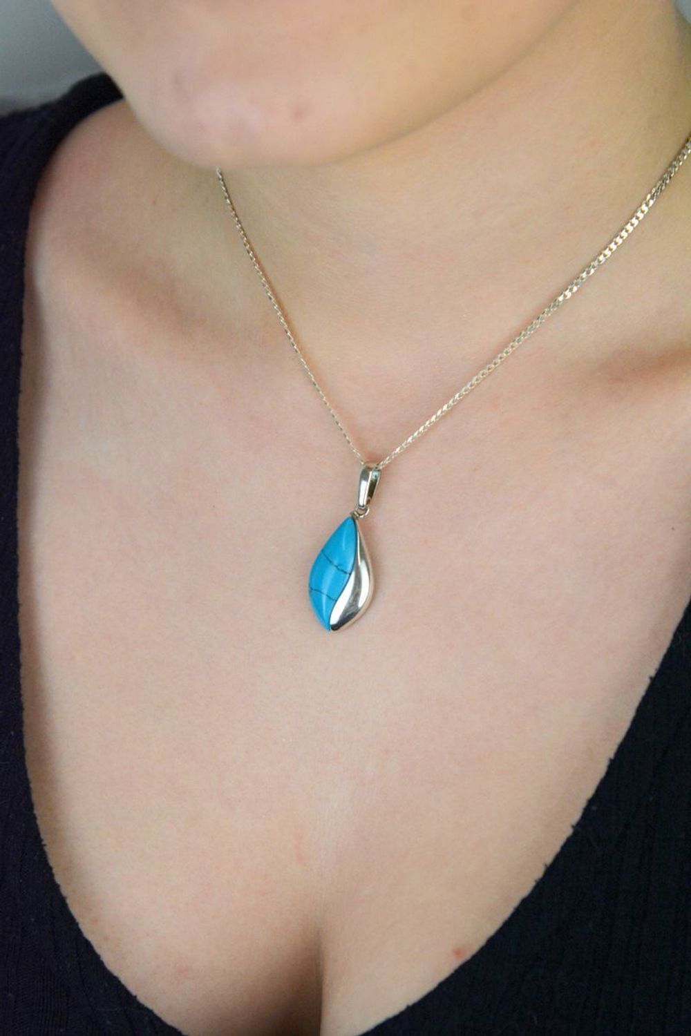 Elegancka srebrna zawieszka damska z naturalnym turkusem w kształcie łezki. Próba 925, waga 3,50 g, długość 3,6 cm, szerokość 1,5 cm. Model DIA-ZAW-4663-925.1.jpg