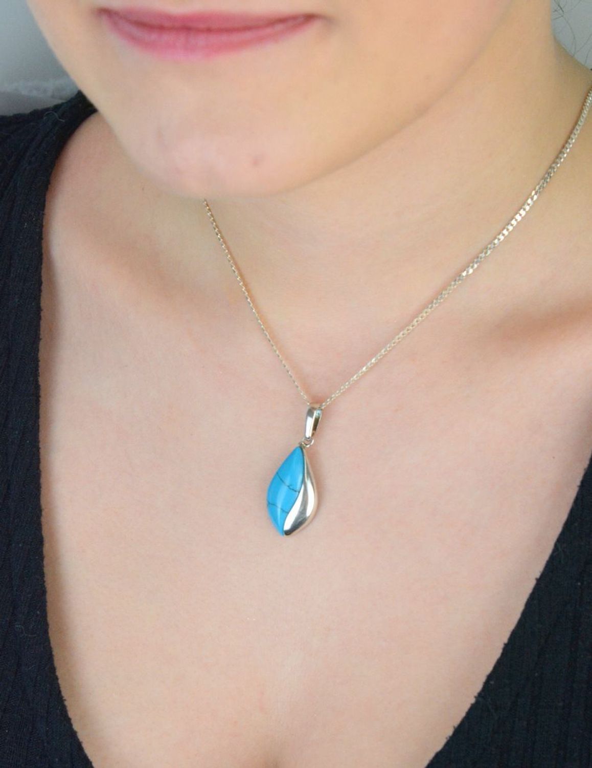 Elegancka srebrna zawieszka damska z naturalnym turkusem w kształcie łezki. Próba 925, waga 3,50 g, długość 3,6 cm, szerokość 1,5 cm. Model DIA-ZAW-4663-925.1.jpg