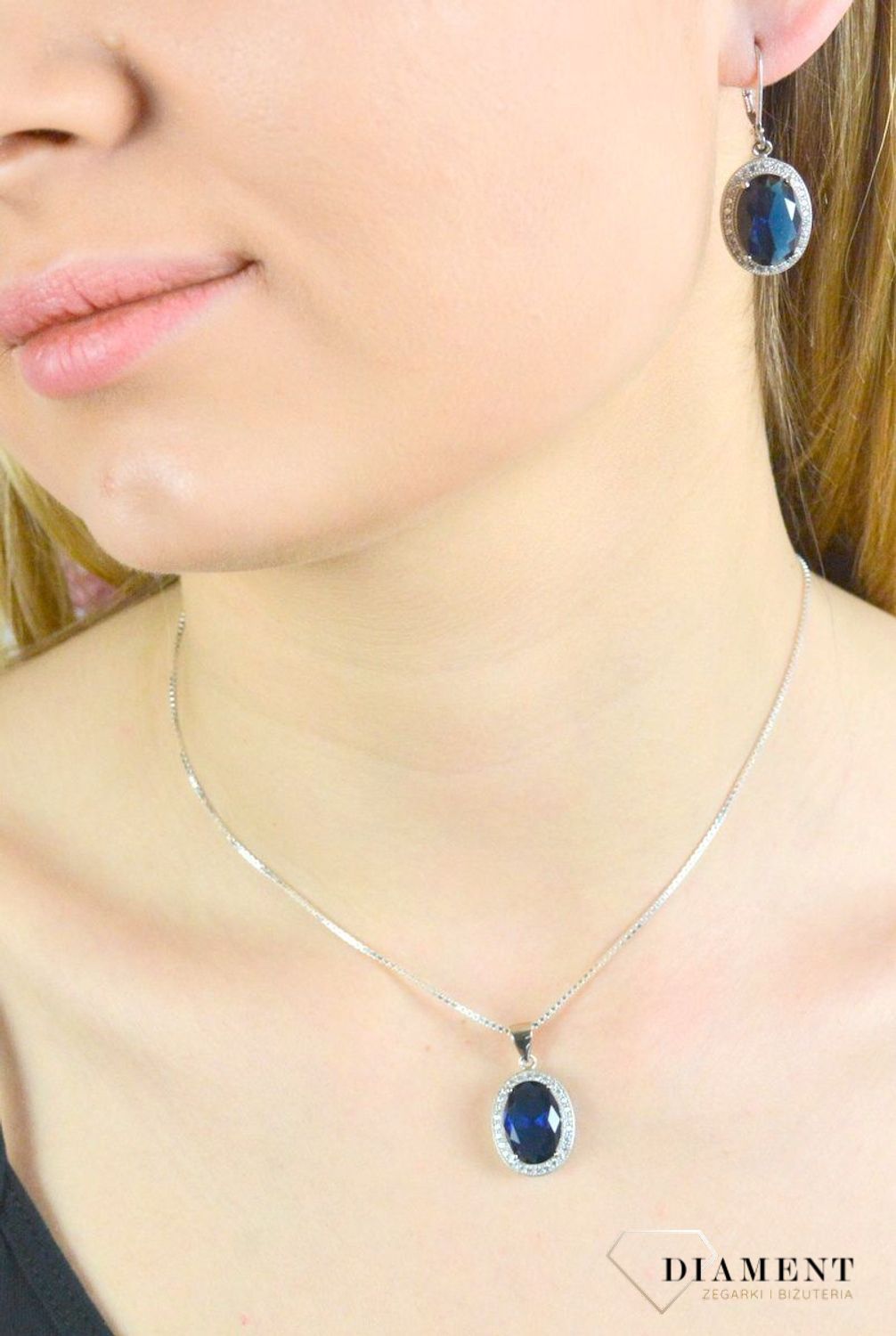 Zawieszka damska  Granatowa Markiza  DIA-ZAW-4664-925 Srebrne kolczyki zapinane na ponadczasowe zapięcie angielskie, zostały wykonane z najwyższej jakości srebra próby 925. Idealny pomysł na prezent..jpg