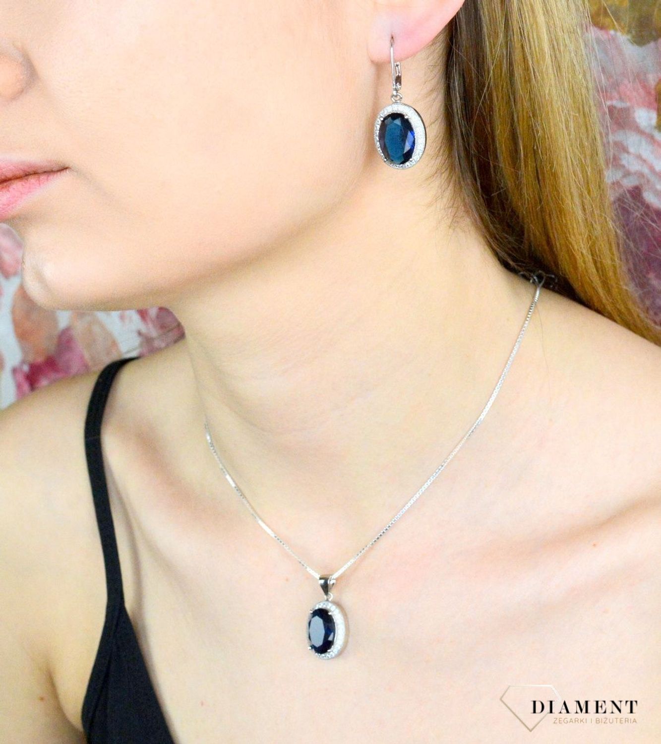 Zawieszka damska  Granatowa Markiza  DIA-ZAW-4664-925 Srebrne kolczyki zapinane na ponadczasowe zapięcie angielskie, zostały wykonane z najwyższej jakości srebra próby 925. Idealny pomysł na prezent..jpg