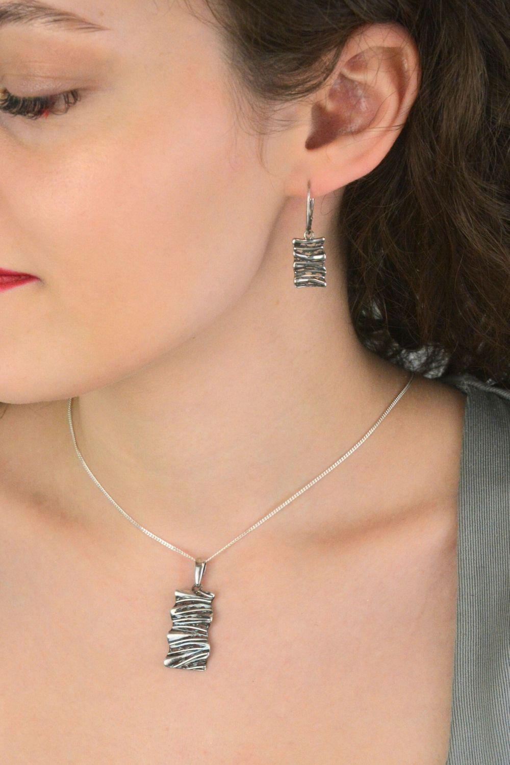 Elegancka srebrna zawieszka oksydowana DIA-ZAW-4667-925 w kształcie prostokąta. Srebro próby 925, klasyczny design, doskonała do kompletu z kolczykami i bransoletką. Idealny wybór dla kobiet 1.jpg