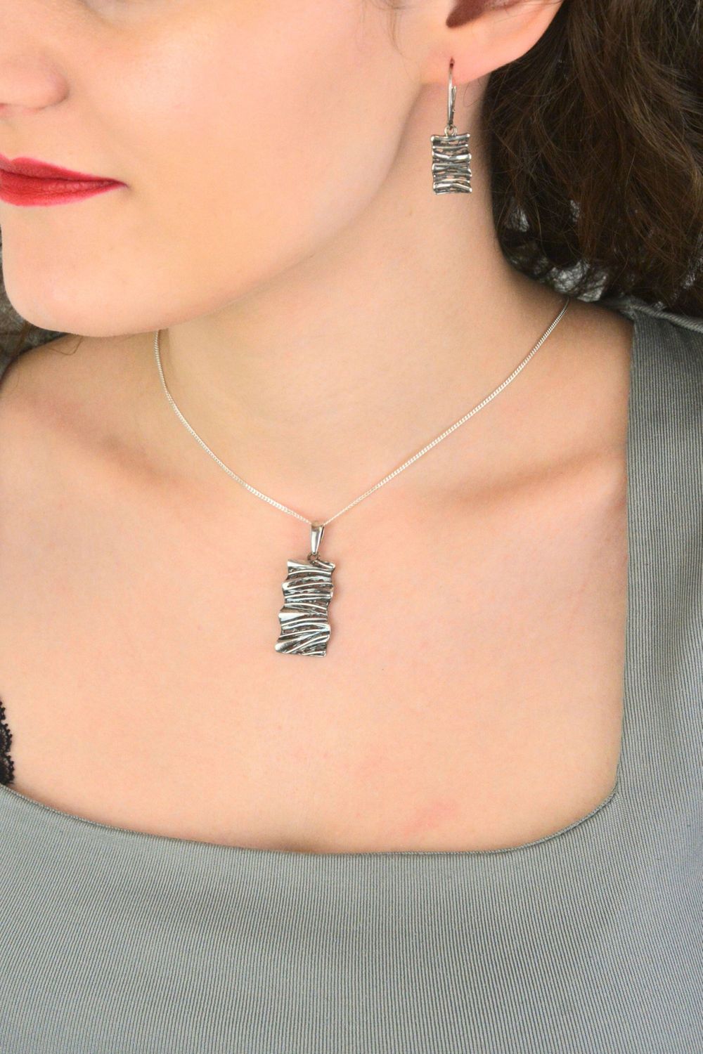 Elegancka srebrna zawieszka oksydowana DIA-ZAW-4667-925 w kształcie prostokąta. Srebro próby 925, klasyczny design, doskonała do kompletu z kolczykami i bransoletką. Idealny wybór dla kobiet 1.jpg