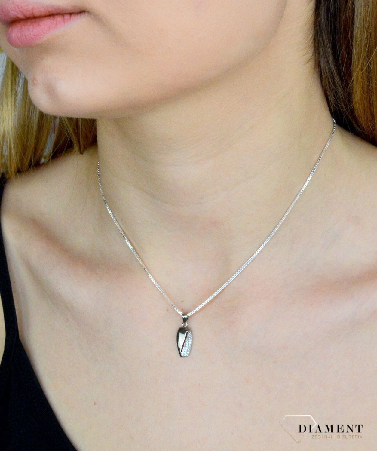 Zawieszka damska Błyszczące ziarno kawy DIA-ZAW-4671-925 Srebrna zawieszka o ponadczasowej formie uzupełniona cyrkonią. Została wykonana z najwyższej jakości srebra próby 925. Idealny pomysł na prezent..jpg