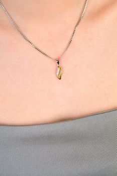 Zawieszka srebrna pozłacana z cyrkonią próba 925, DIA-ZAW-4674-925 Nowoczesna elegancja w złotym wydaniu – ta srebrna zawieszka pozłacana i ozdobiona błyszczącą cyrkonią (1).JPG
