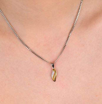 Zawieszka srebrna pozłacana z cyrkonią próba 925, DIA-ZAW-4674-925 Nowoczesna elegancja w złotym wydaniu – ta srebrna zawieszka pozłacana i ozdobiona błyszczącą cyrkonią (3).JPG