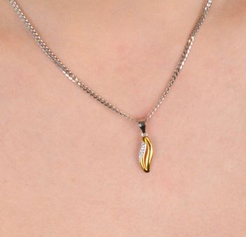 Zawieszka srebrna pozłacana z cyrkonią próba 925, DIA-ZAW-4674-925 Nowoczesna elegancja w złotym wydaniu – ta srebrna zawieszka pozłacana i ozdobiona błyszczącą cyrkonią (4).JPG