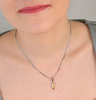 Zawieszka srebrna pozłacana z cyrkonią próba 925, DIA-ZAW-4674-925 Nowoczesna elegancja w złotym wydaniu – ta srebrna zawieszka pozłacana i ozdobiona błyszczącą cyrkonią (5).JPG